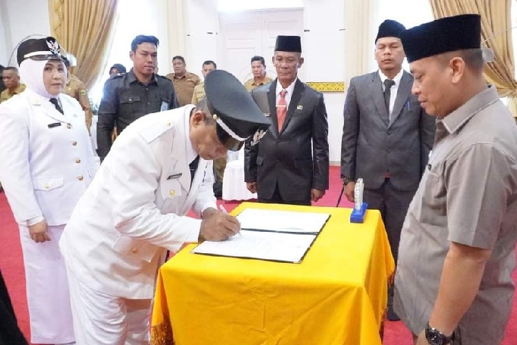 Kepri - Lingga, Bupati Lingga Lantik Dua Pejabat Lurah Pimpin Kelurahan Berlian dan Daik sepincan, Lingga,BPD