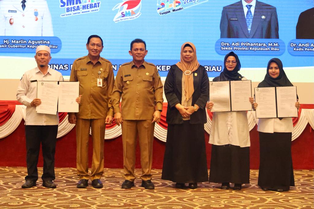 Berita - Nasional, Gubernur Ansar Serahkan Surat Perjanjian Kontrak Guru Non-ASN SMAN, SMKN dan SLBN Untuk Wilayah Bintan dan Tanjungpinang, kepri,Riau