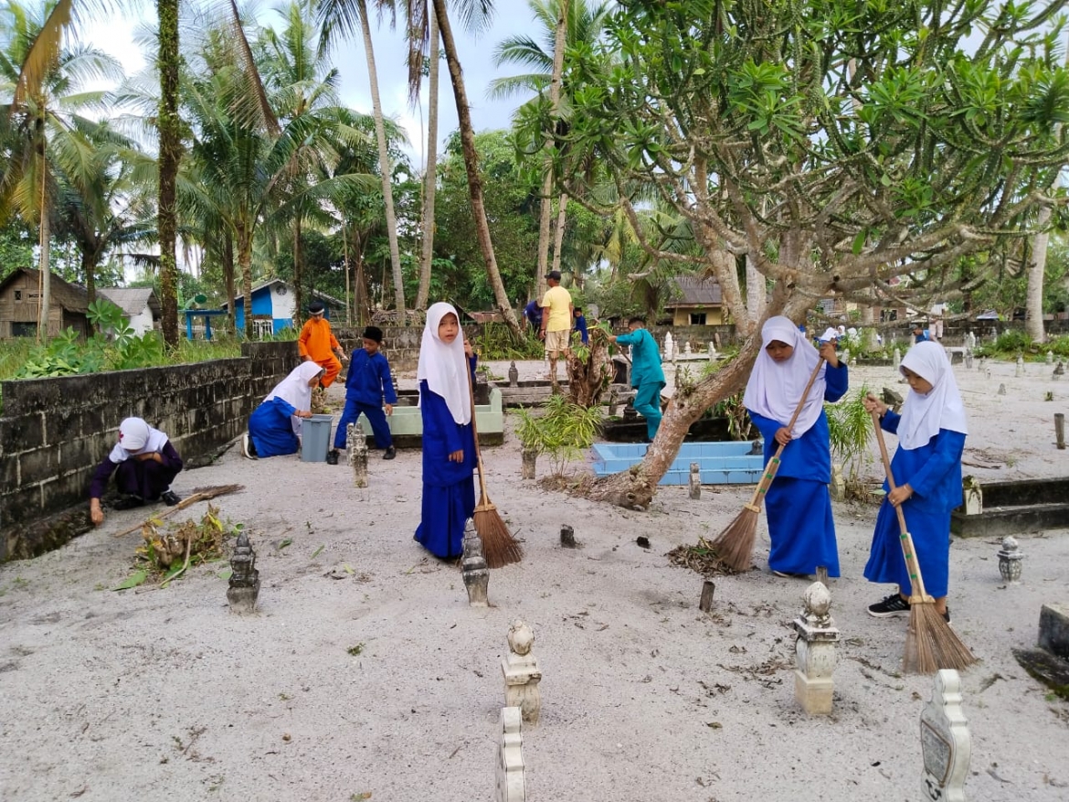 Kepri - Lingga, Jelang Ramadan, SDN 006 Singkep Gotong Royong di Pemakaman, Lingga
