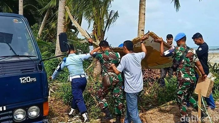 Berita - Nasional, TNI AU Teliti Temuan Benda Mirip Puing Pesawat di Natuna, kepri,Pesawat,RSA,TNI