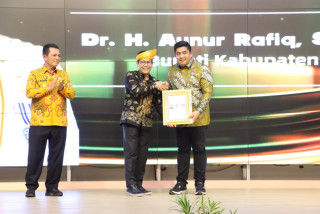 Kepri - Bintan, Bupati Bintan Terima Penghargaan Lencana Bakti Desa Pertama dari Menteri Desa PDTT RI, Bintan