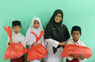 Kepri - Karimun, MTs At-Taufiq Kundur Utara Laksanakan Ramadhan Berbagi, Ramadhan