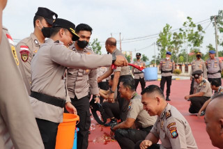 Kepri - Tanjungpinang, Naik Pangkat, 35 Personel Diguyur Air oleh Kapolresta Tanjungpinang, Tanjungpinang,Seremoni,Riau
